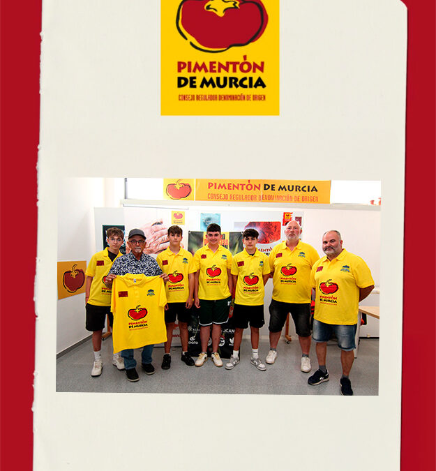 El Consejo Regulador D.O.P. Pimentón de Murcia entrega 200 polos al Club de Petanca El Paretón